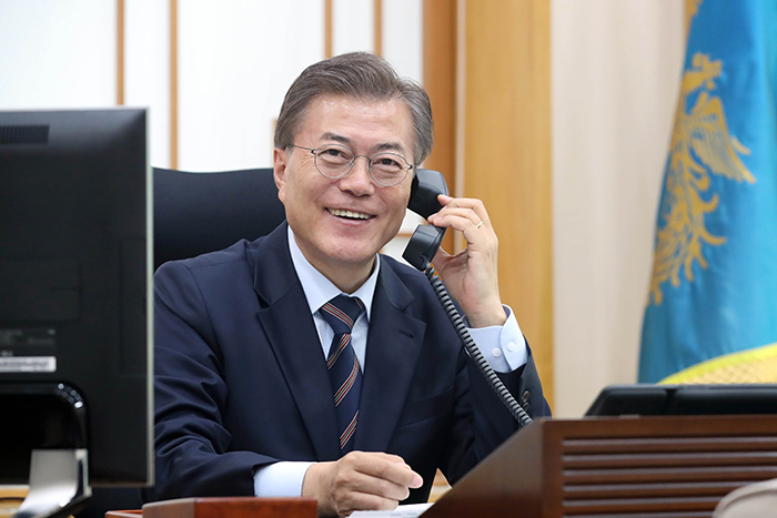 El presidente Moon Jae-in habla por teléfono con el primer ministro de Holanda, Mark Rutte, para discutir sobre los temas de alianza entre los dos países el 30 de mayo. | Cheong Wa Dae