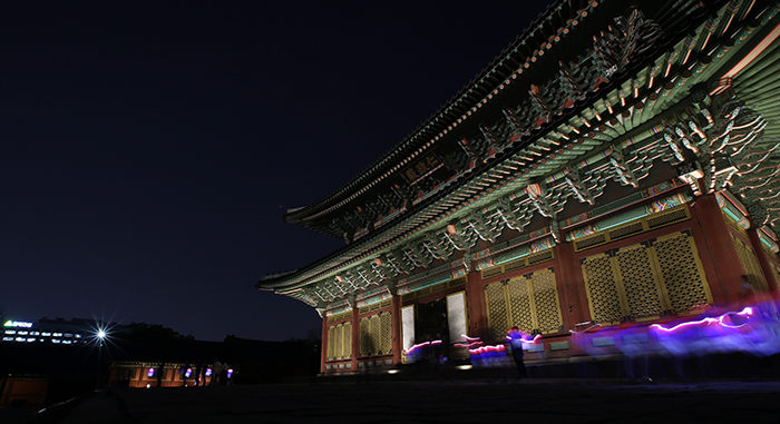 지난달 30일 창덕궁 인정전에 다다른 달빛기행 참가자들이 청사초롱을 들고 걷고 있다. 