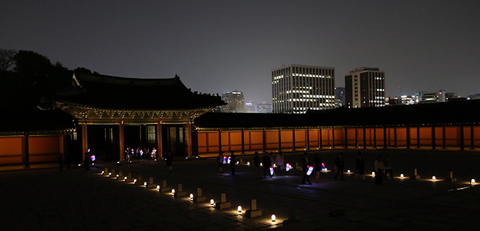 지난달 30일 창덕궁 인정전에 다다른 달빛기행 참가자들이 품계석을 사이로 걷고 있다. 