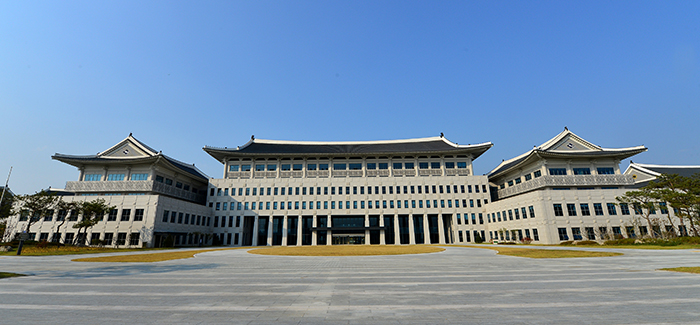 The new provincial government buildings for Gyeongsangbuk-do Province are in Andong-si City. The complex is surrounded by Geommusan Mountain (검무산, 劍無山) and it borders the Nakdonggang River. It is located in <i>baesanimsu</i> terrain (배산임수, 背山臨水), meaning that the complex's back is toward the mountains and that it faces the water, the traditional concept of what constitutes a fortuitous geographic location.
