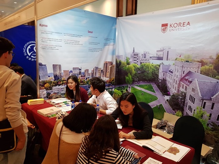 Los jóvenes mexicanos interesados en estudiar en Corea consultan con los representatnes de las universidades surcoreanas que asistieron a la feria.