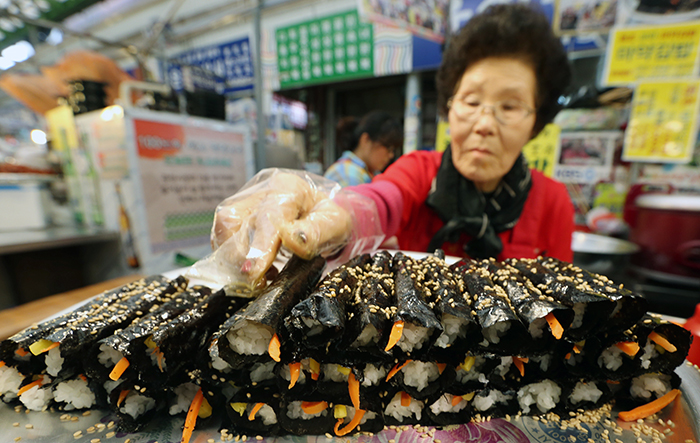 광장시장 ‘마약김밥’의 재료는 화려하지 않지만 담백한 맛으로 광장시장을 대표하는 음식 가운데 하나로 손꼽히고 있다. 전한 기자