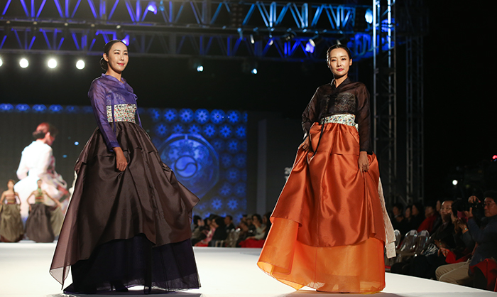 La foto muestra una escena de desfile de modas, celebrada en el palacio Gyeongbokgung el 20 de octubre de 2017. | Korea.net DB