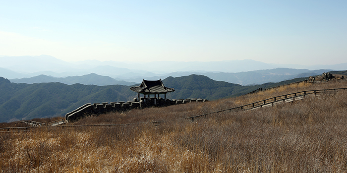황매산 초원지대에는 시대극 촬영에 활용됐던 성벽과 망루가 남아있다. 