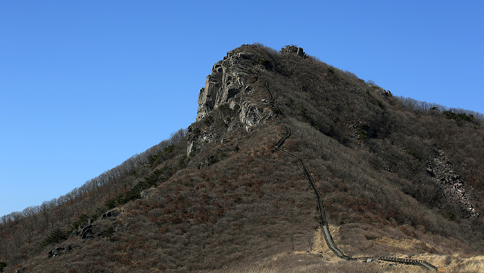 황매산의 정상 황매봉 까지는 등반트레일이 놓여 있어 어렵지 않게 정상에 오를 수 있다. 