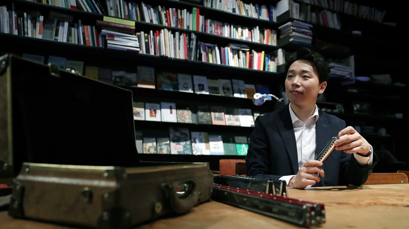 El armonicista Park Jong-seong muestra sus diversas armónicas, el 5 de julio, en la entrevista con Korea.net.