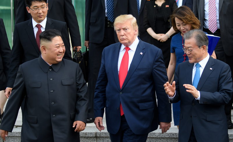 El presidente Moon Jae-in, el presidente de Estados Unidos, Donald Trump y el líder norcoreano, Kim Jong Un están saliendo juntos de la Casa de la Libertad, el 30 de junio en la aldea de la tregua de Panmunjeom.