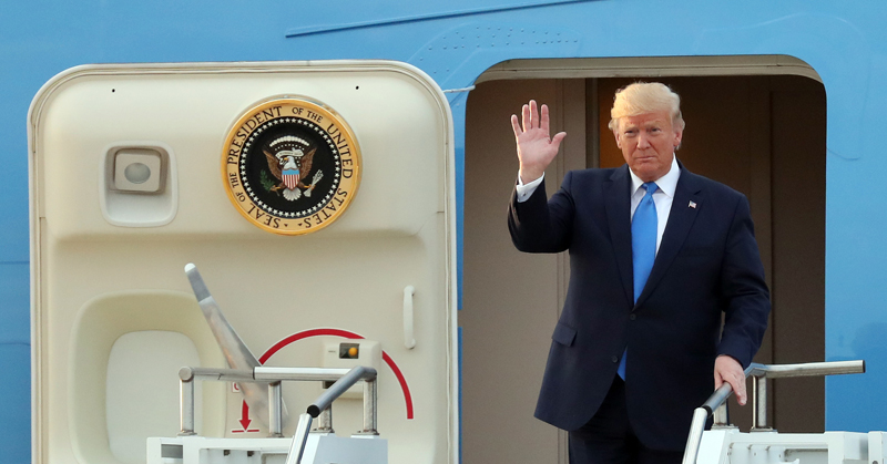 El presidente Trump saluda a las prensas tras llegar a la Base Aérea de Osan, Corea del Sur, el 29 de junio. | Jeon Han