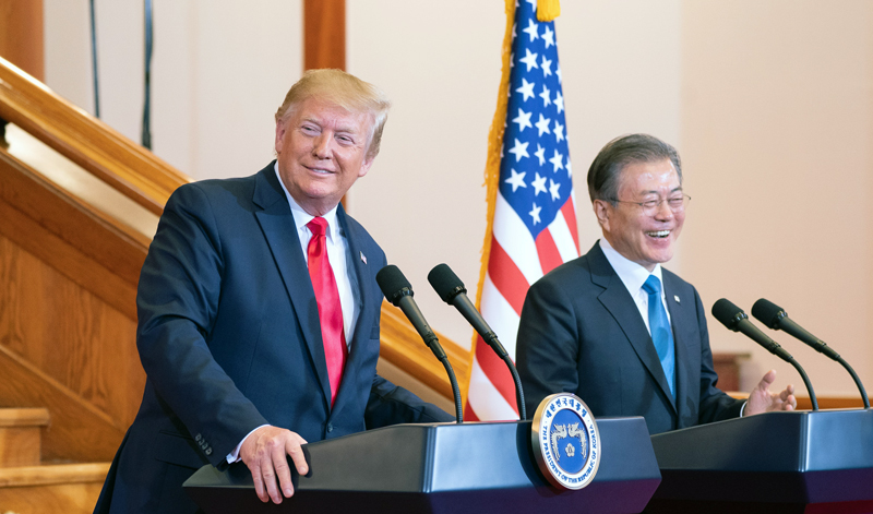 El presidente Moon y su homólogo estadounidense se sonríen el 30 de junio durante la conferencia de prensa conjunta en Cheong Wa Dae. En esta Moon aclaró oficialmente que se realizaría una reunión entre Trump y Kim Jong Un en la frontera intercoreana. | La Casa Blanca