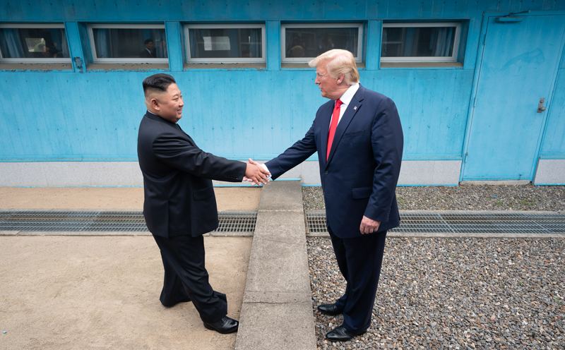 El presidente Trump y el líder norcoreano Kim se dan la mano el 30 de junio sobre la Línea de Demarcación Militar en Panmunjeom. | La Casa Blanca