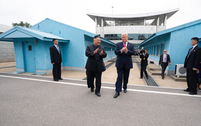 Donald Trump y Kim Jong Un caminan juntos hacia el territorio norcoreano el 30 de junio después de saludarse en Panmunjeom. Como el primer presidente estadounidense en ingresar al Norte, Trump dio 20 pasos hacia el país y posó para una multitud de prensas que le tomaban fotos desde la parte sur del Panmunjeom. | La Casa Blanca