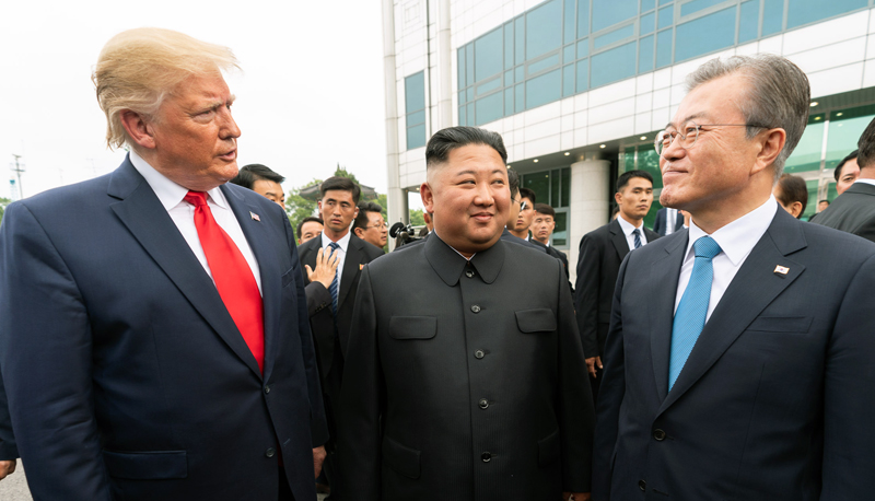 El presidente Moon (dcha.) conversa el 30 de junio con Trump y Kim (centro) frente a la Casa de la Libertad, ubicada en Panmunjeom. | La Casa Blanca