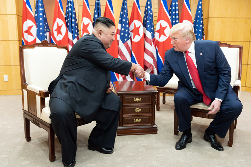 El presidente Trump y el líder Kim se dan la mano antes de comenzar su tercera cumbre en la Casa de la Libertad, en Panmunjeom, el 30 de junio. | La Casa Blanca