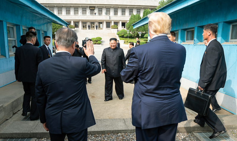 Moon y Trump despiden en la Línea de Demarcación Militar en Panmunjeom al líder norcoreano, Kim Jong Un que regresa tras mantener la cumbre histórica, el 30 de junio. | La Casa Blanca