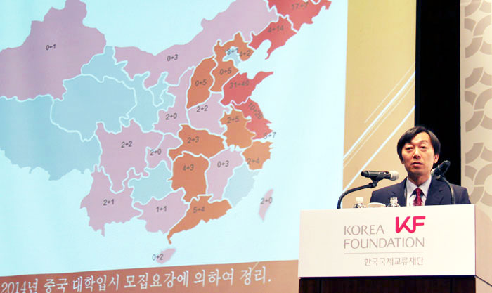 니우린지에 산동대학교 한국학교수가 중국 내 한국학 개설대학 증가추세를 설명하고 있다.