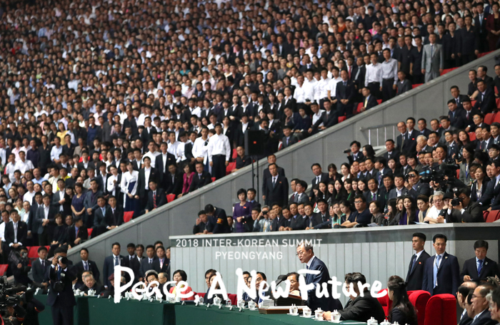 El presidente Moon Jae-in le agradece a la pareja presidencial de Corea del Norte y a 150.000 ciudadanos de Pyeongyang su cálida hospitalidad durante su visita a la capital norcoreana para la última Cumbre. Su discurso tuvo ocasión después de que viera una presentación gimnástica masiva en el Estadio del Primero de Mayo, el 19 de septiembre.