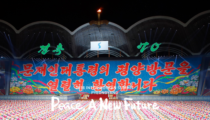 Artistas de Corea del Norte sostienen pancartas para dar la bienvenida al presidente Moon durante una actuación gimnástica en el Estadio del Primero de Mayo en Pyeongyang el 19 de septiembre.