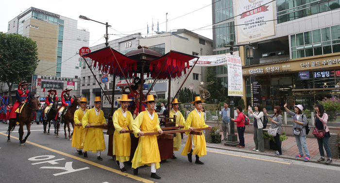 ‘2017 정조대왕 능행차’를 보기위해 일본에서 온 관광객 시다라 히로미(設樂诰美, 오른쪽에서 두 번째) 씨가 23일 지하철 3호선 종로3가역 9번 출구 앞에서 혜경궁 홍씨가 탄 가마를 향해 손을 흔들며 인사하고 있다.