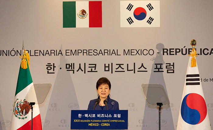 La presidenta Park Geun-hye pronuncia un discurso en el Foro Empresarial Corea-México en la ciudad de México el 4 de abril.