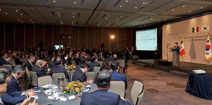 La presidenta Park Geun-hye se dirigió a más de 400 representantes de empresas coreanas y mexicanas en el Foro Empresarial Corea-México en la ciudad de México el 4 de abril.