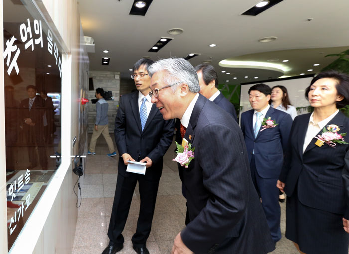 '국립중앙도서관 천만장서 달성 및 개관 70주년 기념행사' 참석자들이 ‘국립중앙도서관, 대한민국을 담다’ 특별전을 관람하고 있다.