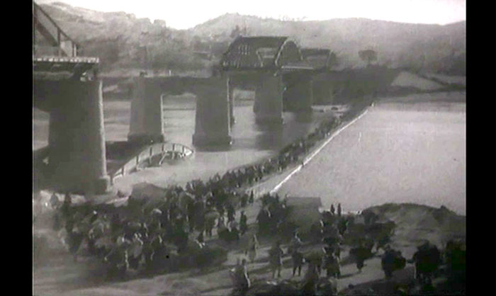 한국전쟁(1950~1953) 당시 남쪽으로 가기 위해 꽁꽁 언 한강을 건너는 피난민들의 행렬이 담긴 이 영상은 1957년에 제작된 문화영화 ‘상기하자 6.25’의 한 장면이다.