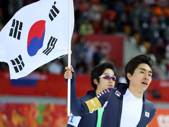 23일 (한국시간) 러시아 소치 동계올림픽 남자 팀 추월에서 은메달을 차지한 후 이승훈이 링크를 돌고 있다. (사진: 연합뉴스)