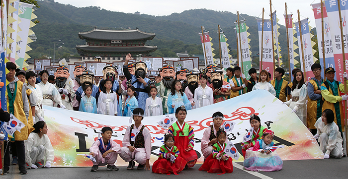 Los participantes de la ceremonia de celebración del Gaecheonjeol, día de la Fundación de Corea, posan para una foto el 3 de octubre de 2017.