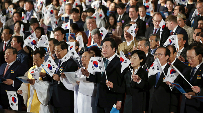 Los participantes en  la ceremonia de celebración del Gaecheonjeol, día de la Fundación de Corea, cantan una canción el 3 de octubre de 2017.