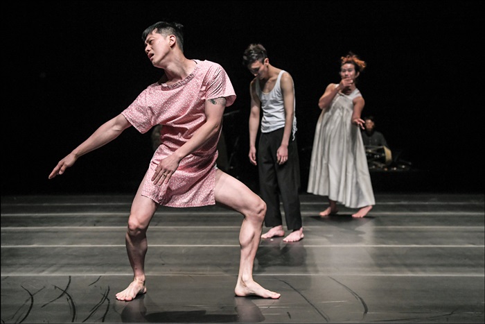 La Compañía Nacional de Danza Contemporánea de Corea y el Teatro de Lieja de Bélgica presentan “Nativos” en el Centro Sejong para las Artes Escénicas en Seúl el 2 de noviembre.