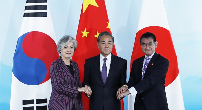 La ministra de Asuntos Exteriores de Corea del Sur, Kang Kyung-wha (izda.) posa junto con su homólogo chino Wang Yi (centro) y el japonés Taro Kono, antes de celebrar el diálogo trilateral, el 21 de Agosto en Beijing, China. | Yonhap News