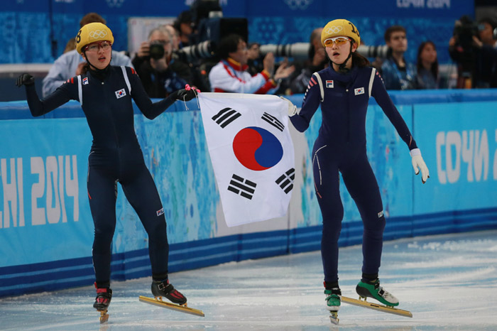22일 (한국시간) 러시아 소치 동계올림픽 여자 쇼트트랙 1000미터 경기에서 우승 후 박승희(왼쪽)와 심석희가 경기장을 돌고 있다. (사진: 연합뉴스)