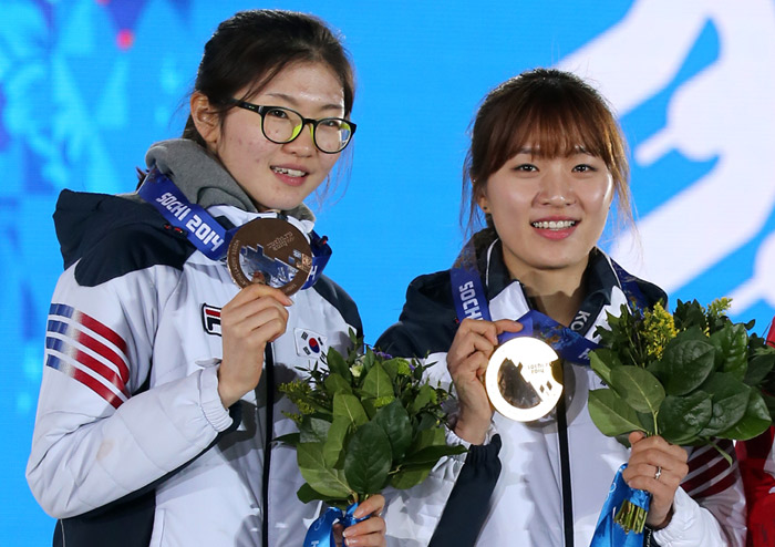 22일 (한국시간) 러시아 소치 동계올림픽 여자 쇼트트랙 1000미터 경기에서 우승 후 박승희(오른쪽)와 심석희가 메달시상대에서 포즈를 취하고 있다. (사진: 연합뉴스)