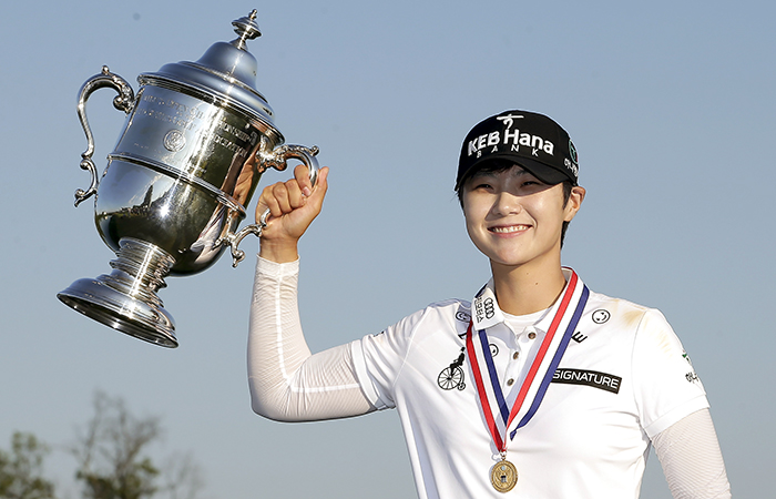 La joven golfista surcoreana, Park Sung-hyun, posa para la foto tras ganar el primer gran título del Abierto Femenino de Estados Unidos en el Club Nacional Trump de Golf de Nueva Jersey. 