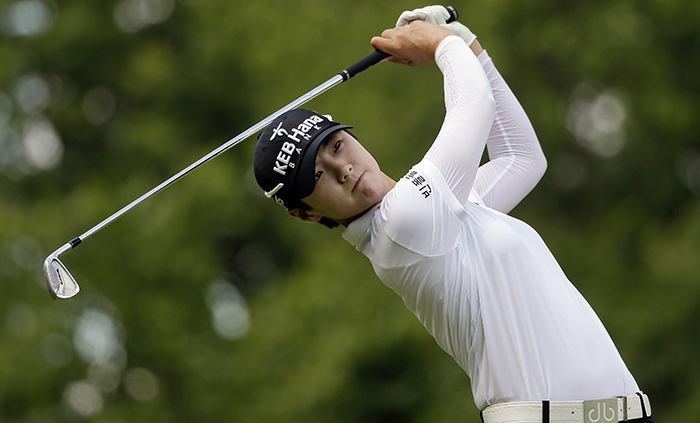 La golfista surcoreana, Park Sung-hyun, da su primer golpe en el hoyo 14 durante la cuarta ronda en el Club Nacional Trump de Golf de Nueva Jersey. 