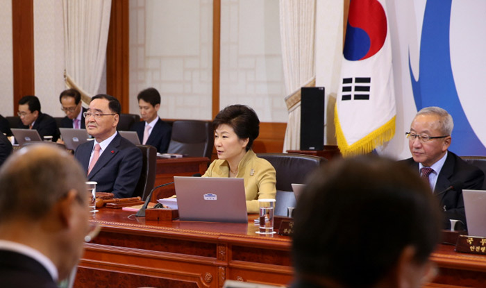 지난 7일 박근혜 대통령(가운데)이 청와대에서 국무회의를 주재하고 있다. (사진: 청와대)