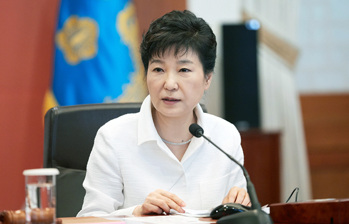 President Park Geun-hye on Sept. 13 urges her administration to review its quake-related emergency response countermeasures in regard to an earthquake that took place in Gyeongju on Sept. 12.