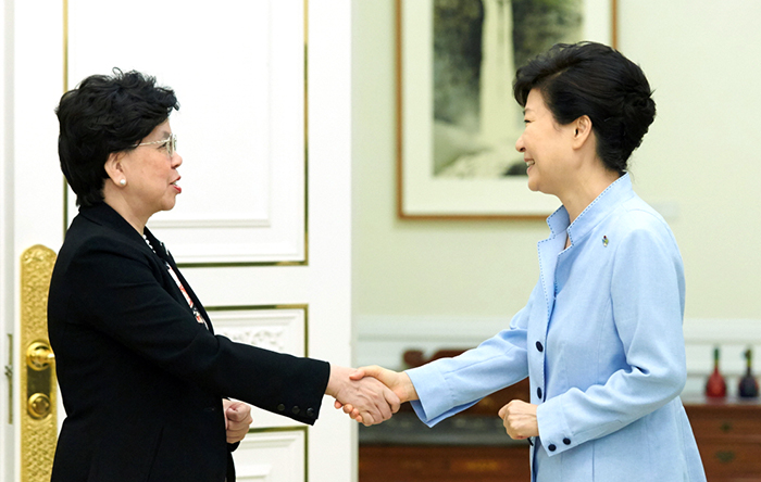 박근혜 대통령이 19일 청와대를 찾은 마가렛 찬 WHO 사무총장과 인사를 나누고 있다.