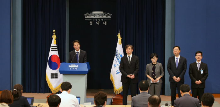 El jefe de personal, Im Jong-seok –a la izquierda-, presenta el personal de la Casa Azul el día 11. Cho Kuk, secretario de asuntos civiles –desde la izquierda-, Cho Hyun-ock, secretaria de personal, Yoon Young-chan, secretario de prensa y Lee Joung-do, secretario de administración.