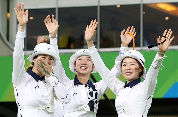 El equipo surcoreano femenil de tiro con arco saluda al público reunido en el Sambódromo, luego de obtener la medalla de oro el 7 de agosto en los Juegos Olímpicos de Río. La campeona mundial de tiro con arco Ki Bobae -izquierda- llora de alegría, acompañada por sus compañeras Choi Misun -en medio- y Chang Hyejin. 