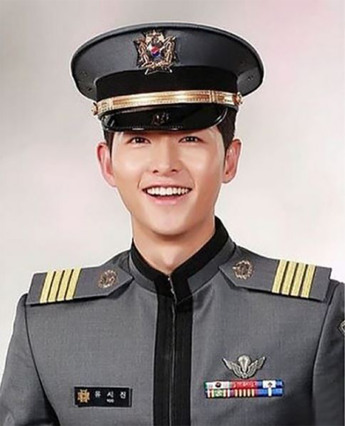 Un sonriente Song Joong-ki viste el uniforme de cadete