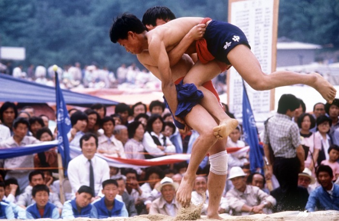 En el día de Dano mantienen vivas muchas tradiciones antiguas, desde ritos sagrados y danzas espirituales hasta alimentos y deportes. Ssireum, o la lucha tradicional coreana, se juega a menudo en Dano en el Festival Danoje de Gangneung, que es uno de los festivales de Dano más grandes del país, registrado en la UNESCO.