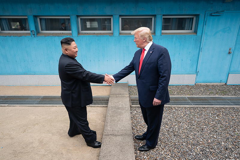 El presidente de los Estados Unidos, Donald Trump, y el líder norcoreano, Kim Jong Un, se dan la mano al encontrarse el 30 de junio en la Línea de Demarcación Militar, la frontera intercoreana. | La Casa Blanca