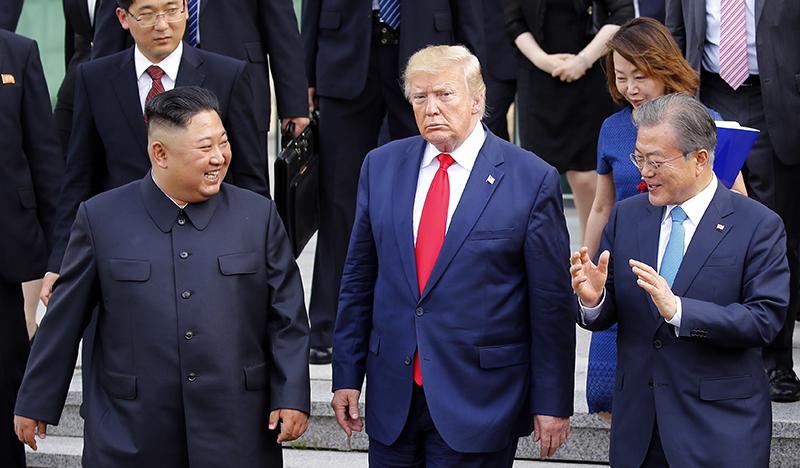 El presidente de los Estados Unidos, Donald Trump, el líder norcoreano, Kim Jong Un, y el presidente Moon Jae-in caminan juntos el 30 de junio antes de la cumbre de los Estados Unidos y Corea del Norte celebrada en la Casa de la Libertad en la aldea de la tregua de Panmunjeom. | Yonhap News