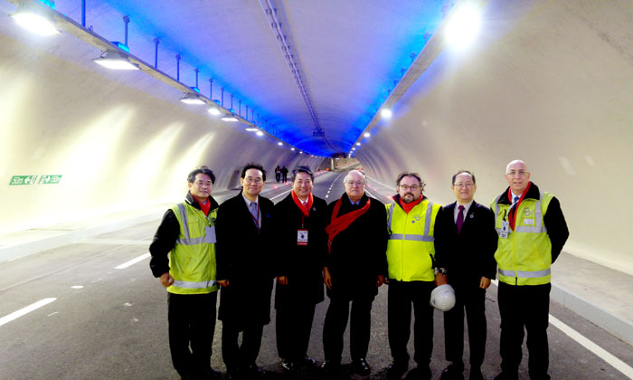 The Eurasia Tunnel linking Europe and Asia under the Bosphorus Strait opens on Dec. 20. This is the longest double-story, car-only tunnel in the world. SK E&C CEO Choi Casey poses for photos with Korean and Turkish construction representatives.