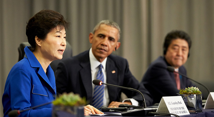 Barack Obama, presidente de los Estados Unidos -al centro- y Shinzo Abe, primer ministro de Japón -a la derecha-, escuchan las palabras de la presidenta Park Geun-hye durante la cumbre trilateral que celebraron en Washington el 31 de marzo. La presidenta Park destacó la importancia de la cooperación en materia de seguridad para lograr que Pyongyang renuncie a sus armas nucleares.
