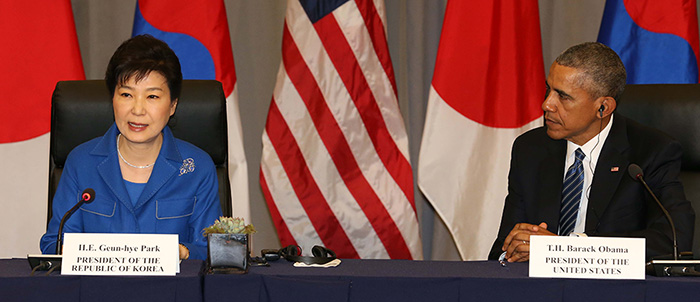 El presidente Barack Obama -a la derecha- escucha a la presidenta Park Geun-hye durante la cumbre trilateral celebrada en Washington.