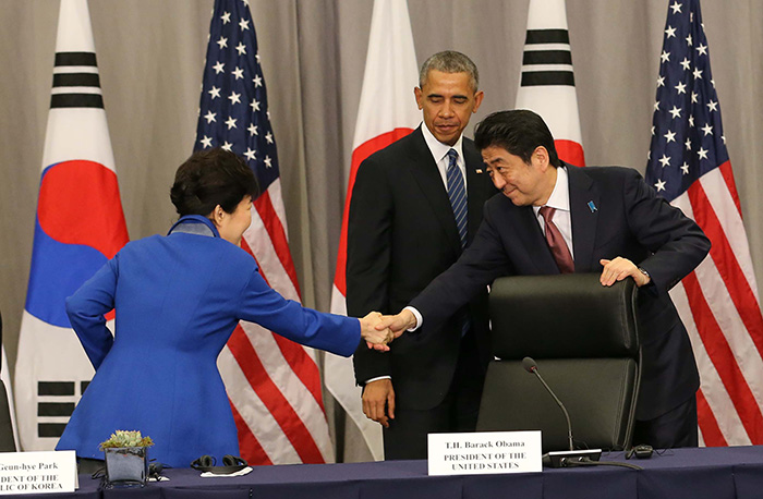 La presidenta Park Geun-hye estrecha la mano del primer ministro Shinzo Abe durante la cumbre trilateral sostenida por Corea, los Estados Unidos y Japón.