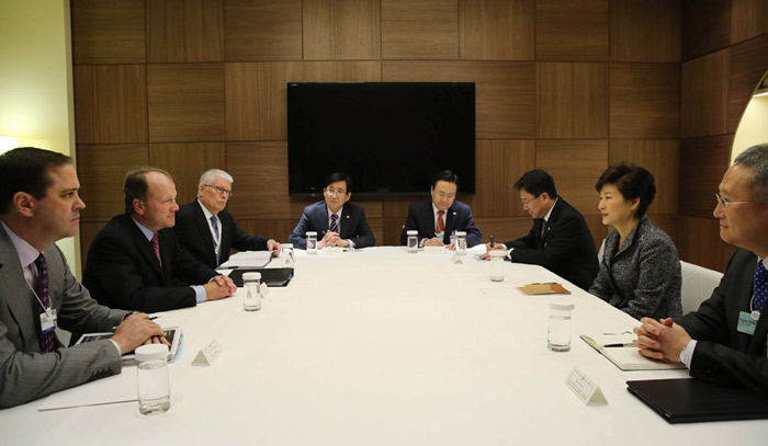 박근혜 대통령(오른쪽 두번째)이 시스코(CISCO)의 존 체임버스 회장 일행을 접견하고 있다. (사진: 연합뉴스)