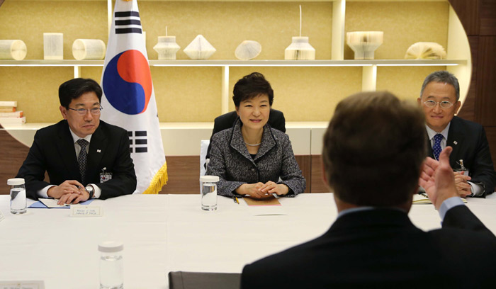 박근혜 대통령(가운데)이 시스코(CISCO)의 존 체임버스 회장 일행을 접견하고 있다. (사진: 연합뉴스)